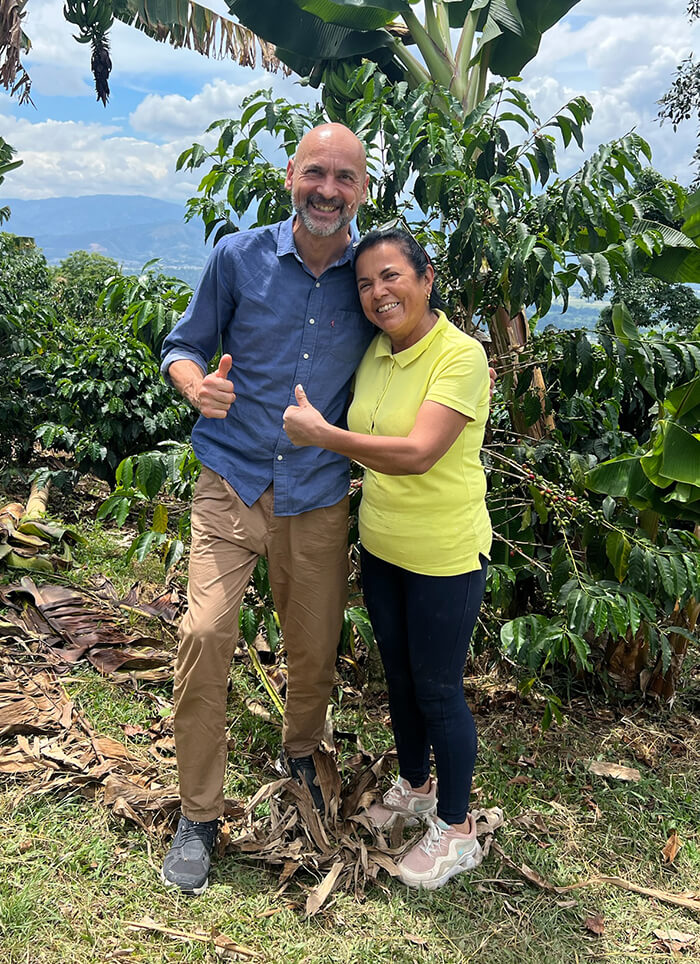 Ralph Beranek mit Farmerin Fanny auf einer Kaffeeplantage in Koumbien