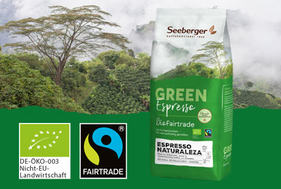 Seeberger Packung Bio Fairtrade Espresso neben Bio- und Fairtrade-Logo vor einer Kaffeeplantage