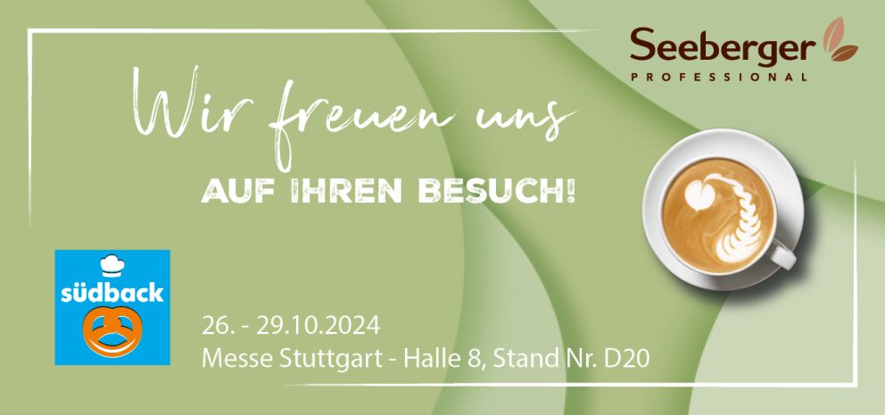 Grüne ebenen, darauf eine Cappuccinotasse von oben. Oben rechts das Logo von Seeberger Professional, unten links das Logo der Messe Südback. Zudem die Texte "Wir freuen uns auf Ihren Besuch! 26.-29.10.2024 Messe STuttgart - Halle 8, Stand Nr. D20!